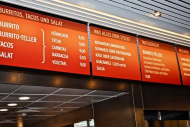 Almanca Chipotle restoran menüsü. Chipotle ürünleri: burrito, burrito tabağı, taco, salata, tavuk, biftek, carnitas, barbacoa, kişniş-limonlu pilav, siyah veya pinto fasulyesi. Frankfurt Chipotle. 