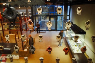 Köln, Almanya: Köln 'deki bir arkeoloji müzesi olan Roma-Alman Müzesi' nde (RGM, Rmisch-Germanisches Museum) Clay petrol lambaları sergileniyor.