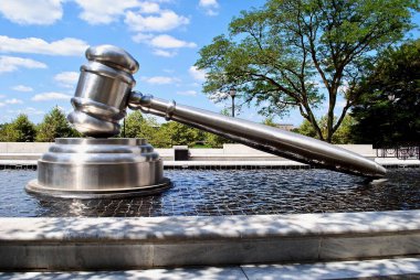 Columbus, Ohio, Dünyanın En Büyük Gavel 'i. Columbus şehir merkezindeki iki büyük adalet binası arasındaki büyük çelik heykel. Tokmak, büyük bir yansıtma havuzunun en önemli parçası olarak hizmet verir..