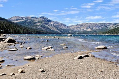 Donner Gölü yakınlarındaki Donner Geçidi kuzeydoğu Kaliforniya 'daki Sierra Nevada Dağları' nda. Donner Memorial California Eyalet Parkı doğuda ve gölün güney kıyısında yer alır..