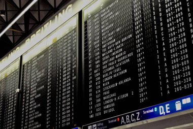 Frankfurt am Main, Almanya: Frankfurt uluslararası havaalanında bazen bölünmüş-flap Solari tahtası olarak adlandırılan bilgi kurulu yolcuların kalkış bilgilerini sergiliyor. Analog ayrılması.