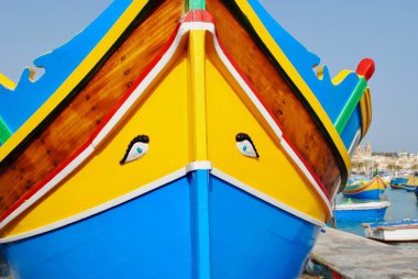 Malta tekneleri Luzzu ve Dgajsa - Malta 'nın Marsaxlokk limanında yüzerler. Balıkçı tekneleri, balıkçıları denizde güvende tutmak için Osiris 'in gözleriyle süslenir.. 