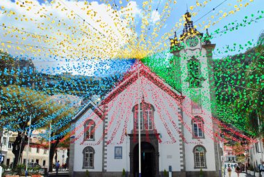 Portekiz 'in Ribeira Brava kentindeki Igreja de Sao Bento kilisesi çiçek patlaması gibi çiçeklerle süslenmiştir. Bu kilise, bu küçük adada, denize yakın..