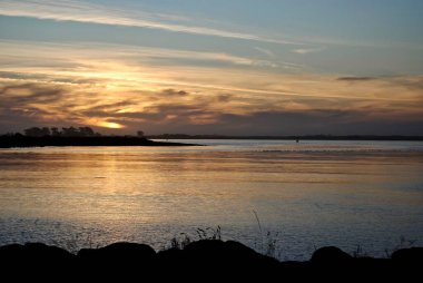Eureka 'da günbatımı, California' nın Humboldt Körfezi 'ndeki Pasifik sahili. Humboldt Körfezi, Arcata Bataklığı 'ndaki bataklık ve derelerden Loleta' daki Humboldt Körfezi Ulusal Vahşi Yaşam Sığınağı 'na kadar uzanır..