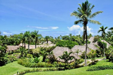 Sigatoka, Fiji: Outrigger Fiji Beach Resort, tropikal bahçeler, palmiye ağaçları, sazdan yapılmış bungalovlar ve gömme binalar. Coral Coast sahilinde, Viti Levu 'da 5 yıldızlı lüks bir tatil köyünde..