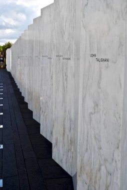 Stoystown, Pennsylvania, ABD: 11 Eylül saldırılarında kaçırılan United Airlines 93 sefer sayılı uçağın kaza yaptığı yerdeki 93 nolu uçuş. Kahramanların ve kurbanların isimleri duvarı..