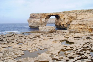 Gök Pencere (ayrıca Dwejra Penceresi olarak da bilinir), Malta 'nın Gozo adasında 28 metre yüksekliğinde bir doğal kemerdir. Kireçtaşı özelliği, Dwejra Körfezi 'ndeydi. 8 Mart 2017 'de çöktü..