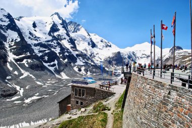 Grossglockner, Avusturya: Pasterze, Avusturya 'nın ve Doğu Alplerinin en uzun buzuludur. Grossglockner Yüksek Alp Yolu (Groglockner-Hochalpenstrae) en yüksek dağ yoludur..