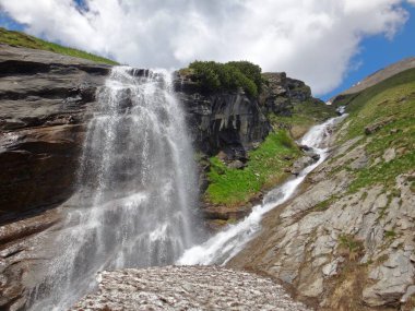 Grossglockner Yüksek Alp Yolu (Groglockner-Hochalpenstrae) Avusturya 'nın en yüksek yüzey dağ geçidi yoludur. Yol, Avusturya 'nın en yüksek dağı olan Grossglockner' dan sonra adlandırılmıştır..
