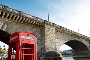 Havasu Gölü, Arizona: İkonik bir İngiliz kırmızı telefon kulübesi ve Londra Köprüsü. Köprü Londra 'dan satın alınmış ve turizmi bölgeye getirmek için 1971 yılında Arizona' da yeniden inşa edilmiştir.. 