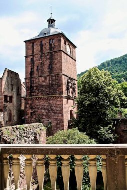 Heidelberg Şatosu (Heidelberger Schloss) Heidelberg, Almanya 'daki Knigstuhl tepesinde. Kırmızı kumtaşından yapılmış Kapı Kulesi (Uhrenturm) veya Saat Kulesi. Hendeğin üzerindeki kalıcı köprü.