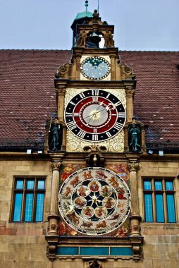 Astronomik Saati Olan Belediye Binası 'na. (Kahkahalar) Rathaus (belediye binası) Heilbronn 'un tarihi merkezinin merkezinde yer alır. Ana binası 2. Dünya Savaşı 'ndan sonra yeniden inşa edildi.. 