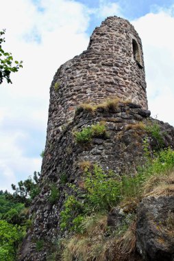 Almanya 'nın Idar-Oberstein kenti üzerinde bulunan Burg Stein veya Bosselstein, sözde Altes Schloss (Eski Saray Kalesi). Yuvarlak kale, 1200 yılında inşa edilmiş bu eski kaleden geriye kalan tek şey.. 