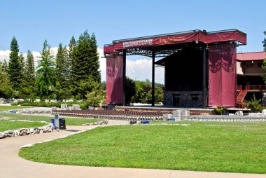 Murphys, California: Ironstone Vineyards amfitiyatrosu. Geleneksel etkinlik ve konserlerden keyif almaya gelen yerli ve gezginler arasında beş katlı, açık hava amfitiyatrosu ve varış yeri.