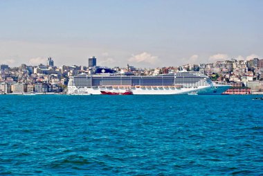 İstanbul, Türkiye: MSC yolcu gemisi Divina İstanbul, Türkiye 'deki İstanbul Boğazı' na yanaştı. İstanbul Boğazı, Avrupa ve Asya 'yı bölen İstanbul Boğazı olarak da bilinir..