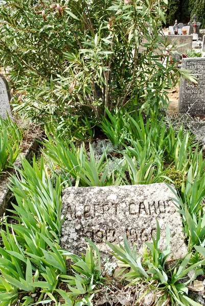 Albert Camus 'un Lourmarin, Provence, Fransa' daki mezarı. Nobel ödüllü 