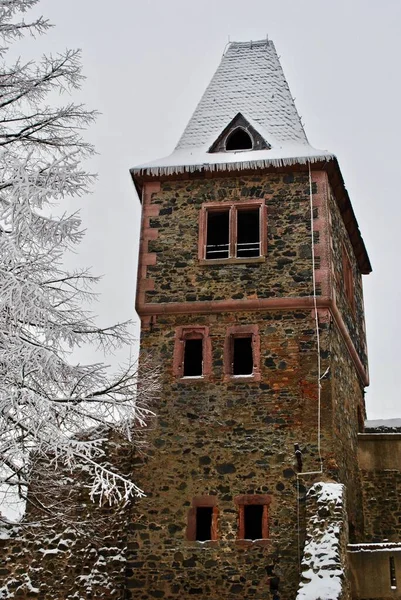 位于德国黑森州达尔姆施塔特市的山顶城堡 弗兰肯斯坦城堡 Burg 一个寒冷的冬季场景 冻结的树 城堡塔 — 图库照片