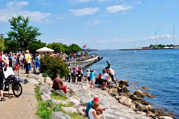 Copenhagen Dinamarca Sirenita Den Lille Havfrue Atrae Una Gran Multitud — Foto de Stock