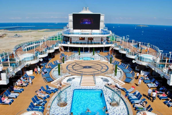 Schwimmbäder Auf Dem Deck Des Kreuzfahrtschiffes Royal Princess Royal Princess — Stockfoto