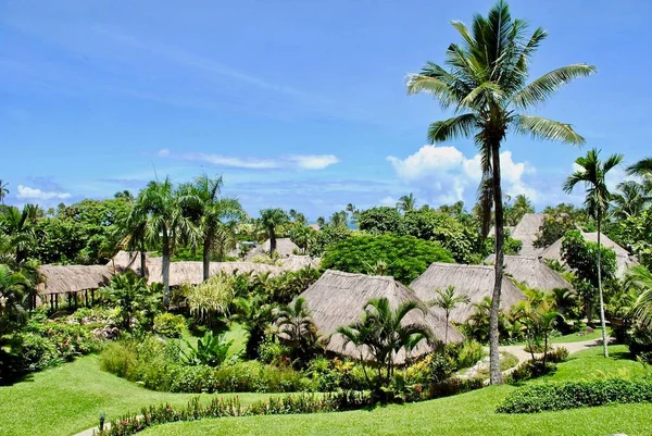 Sigatoka, Fiji: Outrigger Fiji Beach Resort, tropikal bahçeler, palmiye ağaçları, sazdan yapılmış bungalovlar ve gömme binalar. Coral Coast sahilinde, Viti Levu 'da 5 yıldızlı lüks bir tatil köyünde..