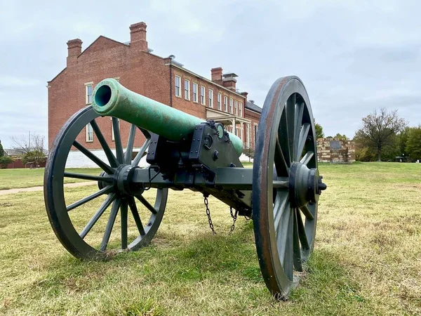 아칸소 스미스 Pounder Napoleon Field Gun 대포가 스미스 사적지에 요새는 — 스톡 사진