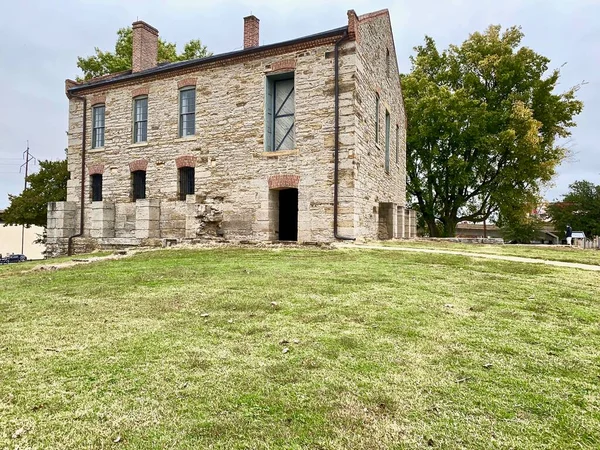 Fort Smith, Arkansas: Fort Smith Ulusal Tarihi Sitesi 'ndeki Stone kantin binası. Kale, Kızılderili Bölgesi, İç Savaş Kalesi ve erzak deposu olarak hizmet vermektedir.. 