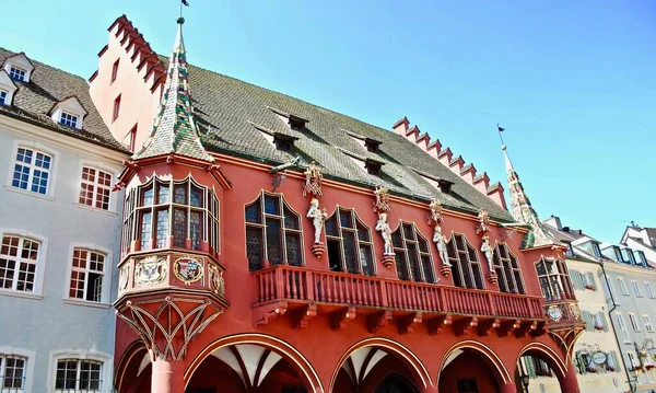 상인의 독일어 Historisches Kaufhaus 프라이부르크 가우에서 건물중 남쪽에 위치해 있습니다 — 스톡 사진