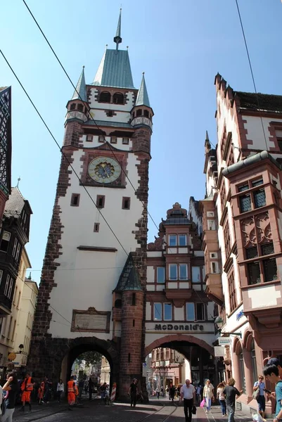 Freiburg Breisgau Alemania Restaurante Mcdonald Tradicional Edificio Martinstor Martin Gate — Foto de Stock