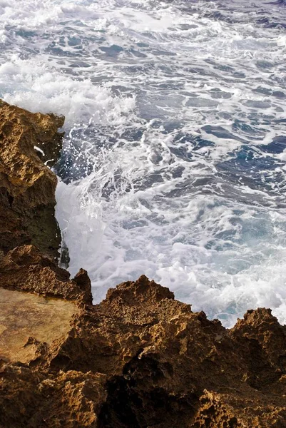 Oceano Che Schianta Contro Riva Rocciosa Crea Schiuma Baia Xlendi — Foto Stock