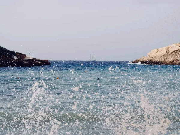 Вода Разбивающаяся Волнорез Делает Морской Спрей Кленди Рыбацкая Деревня Мальте — стоковое фото