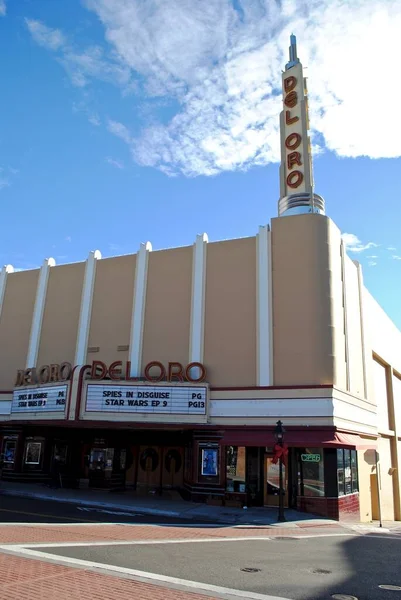 カリフォルニア州グラスバレー ゴールドラッシュの町のデル オロ劇場 オロは金のためのスペイン語です アート モダン映画館は1942年にユナイテッド アーティストによって建てられ 70フィートのアート ネオン 尖塔があります — ストック写真
