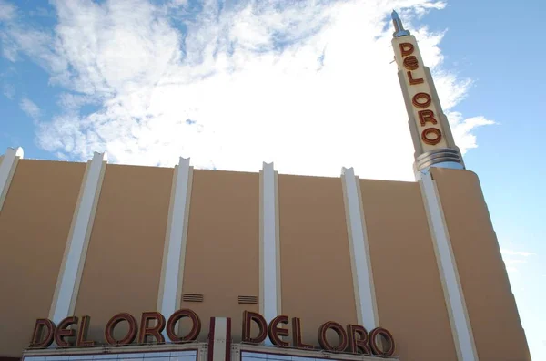 カリフォルニア州グラスバレー ゴールドラッシュの町のデル オロ劇場 オロは金のためのスペイン語です アート モダン映画館は1942年にユナイテッド アーティストによって建てられ 70フィートのアート ネオン 尖塔があります — ストック写真