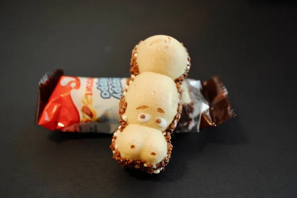 Kinder Happy Hippo, İtalyan çikolata şirketi Kinder tarafından Ferrero tarafından yapılan bir bisküvi / şekerdir. Su aygırı şeklinde wafer bisküvisi çikolata doludur. Yumuşak ambalaja odaklan.