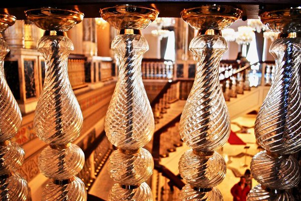 СТАМБУЛ, ТУРЦИЯ: Дворец Сираган когда-то был дворцом османских султанов, а теперь это роскошный отель. Интерьер отеля с хрустальными балластерами. 