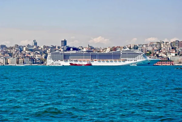 土耳其伊斯坦布尔 海安会Divina号游轮停泊在土耳其伊斯坦布尔的博斯普鲁斯海峡 博斯普鲁斯海峡或博斯普鲁斯海峡也被称为分隔欧亚的伊斯坦布尔海峡 — 图库照片