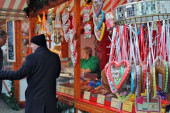 Heidelberg, Deutschland: Traditionelle, bunte Lebkuchenherzen zum Verkauf an einem Stand auf dem Weihnachtsmarkt in Heidelberg). 