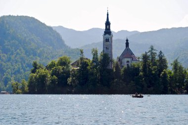 Slovenya 'da Bled Gölü ve Bled Adası' nın önündeki sandalda Maria 'nın Jülyen Alplerinde Hacı Kilisesi var. Slovenya 'nın ünlü turizm beldesi. 