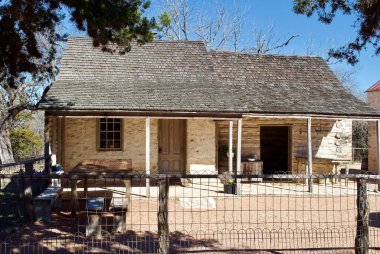 Lyndon B. Johnson State Park ve Historic Site 'da sundurması olan bir ahşap ve kaya kulübe ve Stonewall, Teksas' ta yaşayan bir tarih çiftliği olan Sauer-Beckmann Farmstead. Çiftlik evi 1800 'lerin ortasında inşa edilmiş..