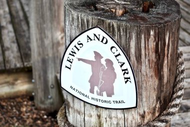 St. Charles, Missouri, ABD: Lewis ve Clark National Historic Trail işareti kırsal bir tahta direkte. İzler, Keşifler Birliği 'nin Birleşik Devletler' in batısındaki rotasını takip ediyor.. 