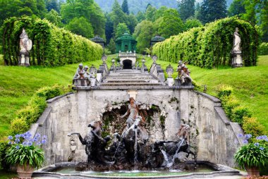 LINDERHOF, ETTAL, GERMANY: Linderhof Sarayı (Almanca: Schloss Linderhof) Almanya, Bavyera 'da. Şelaleler güneye, saraya doğru akıyor ve Neptün çeşmesi su fışkırtıyor.. 