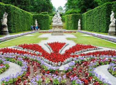 Linderhof Sarayı (Almanca: Schloss Linderhof) Almanya 'da, Bavyera' da yer almaktadır. Dekoratif batı parterre bahçeleri.
