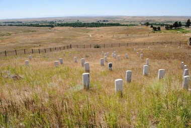 Little Bighorn, Montana, ABD: Amerikan yerlileri tarafından Yağlı Çimen Savaşı olarak bilinen Little Bighorn Ulusal Anıtı 'ndaki (veya Custer' s Last Stand) manzara işaretleri.