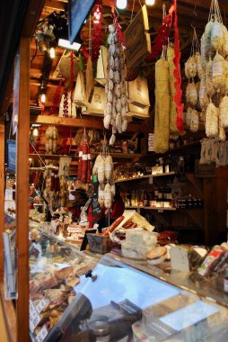 LUDWIGSBURG, GERMANY: Many kinds of German sausages (Wurst, Dummerchen or Strfchen) hanging in a Ludwigsburg Christmas market (Weinachtsmarkt) kiosk. 