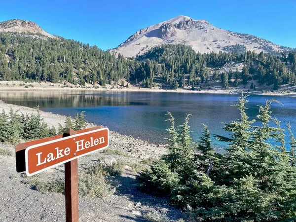 Lassen Volkanik Ulusal Parkı, Kaliforniya. İşaretli Helen Gölü. Lassen tepesi bir kül konisi volkanıdır. Vulcan gözü Lassen patikasının başındaki kaya oluşumudur..