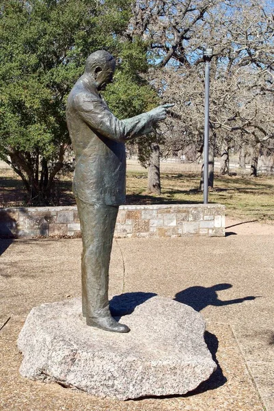 텍사스 스톤월 Lbj Statue 대통령은 동상을 역사적 유적지에 내려다보고 가리키게 — 스톡 사진