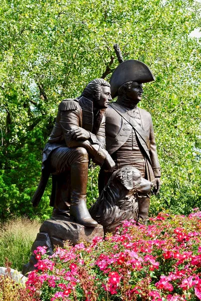 ミズーリ州セントチャールズ ルイスとクラーク像はミズーリ川近くのフロンティアパークにある 青銅製の記念碑には メリウェザー ルイスとウィリアム クラーク クラークのニューファンドランド犬のシーマンが描かれている — ストック写真