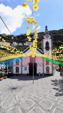 Ribeira Brava, Madeira, Portekiz: Igreja de Sao Bento kilisesi çiçek patlaması gibi görünen çiçeklerle süslendi. Bu kilise, bu küçük adada, denize yakın..