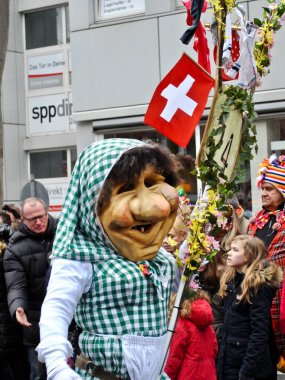 Mainz, Almanya: Narren (aptal) Mainz Fasching Parade 'de kalabalığı eğlendiriyor. Fassenacht ya da Carnival, Mainz şehir merkezinde Rosenmontag (Güller Pazartesi) 'de büyük bir geçit töreni ile kutlanır.). 