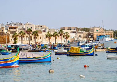 Malta tekneleri Malta 'nın Marsaxlokk limanında yüzer. Balıkçı tekneleri, balıkçıları denizde güvende tutmak için Osiris 'in gözleriyle süslenir..