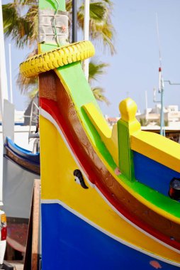 Malta tekneleri Luzzu ve Dgajsa - Malta 'nın Marsaxlokk limanında yüzerler. Balıkçı tekneleri, balıkçıları denizde güvende tutmak için Osiris 'in gözleriyle süslenir.. 